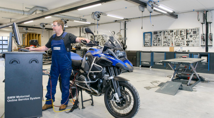 Medewerkers van Simako BDM in de motor werkplaats