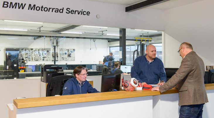 Medewerkers van Simako BDM bij de balie