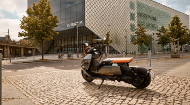 BMW CE 04 in de binnenstad geparkeerd