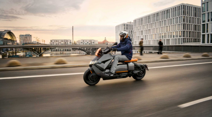BMW CE 04 elektrische scooter van BMW toerend door de binnenstad