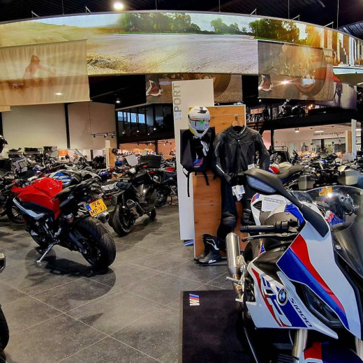 BMW motoren showroom met tweedehands modellen in Gelderland – ruime selectie occasions, sportieve en toermodellen zichtbaar, ideaal voor klanten in  Gelderland en omliggende provincies in Nederland.