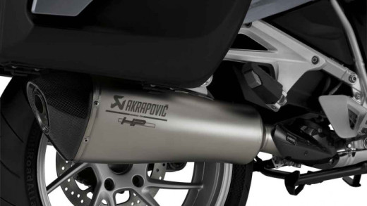 BMW R1200RT met Akrapovic uitlaatsysteem, een premium motoraccessoire uit het assortiment van Simako BDM in Gelderland.