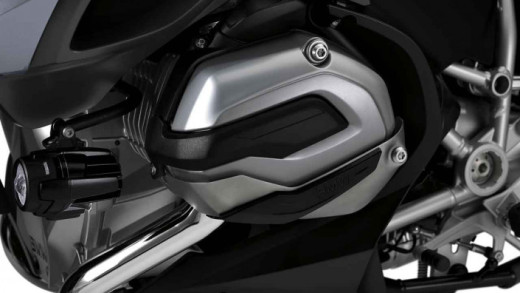 BMW K5X klepdekselbescherming gemonteerd op een motorblok, een premium BMW motor accessoire beschikbaar bij Simako BDM in Gelderland.